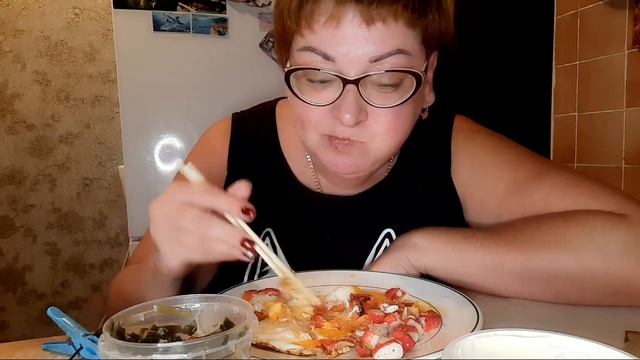 Обжор/Мукбанг жареные крабовые палочки и яичница/обжор и разговоры на камеру смотреть онлайн