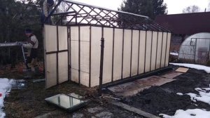 Замена на крыше теплицы стекла на поликарбонат.