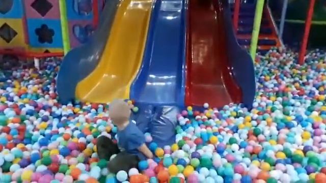 Горки в развлекательном центре Остров сокровищ. смотреть онлайн