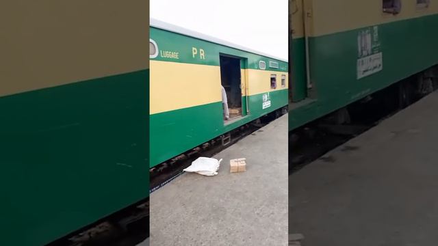 Быстрая выгрузка посылок, у Почты России есть достойные ученики смотреть онлайн