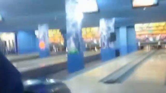 как надо делать страйк в боулинге смотреть онлайн
