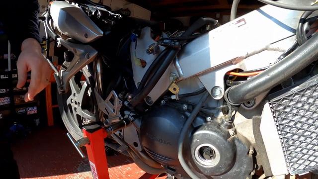Honda VFR800 VTEC Valve Clearance Inspection, Part 1 - Tearing Down The Bike To Get At The Valves! смотреть онлайн