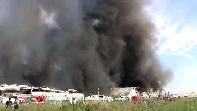 Пожар в Алматы. Горят большие склады смотреть онлайн