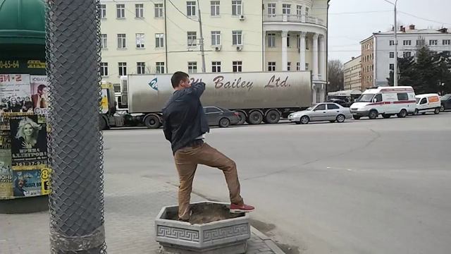 Чувак зажигает в центре города. смотреть онлайн