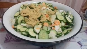Салат из огурцов с луком и морковью.