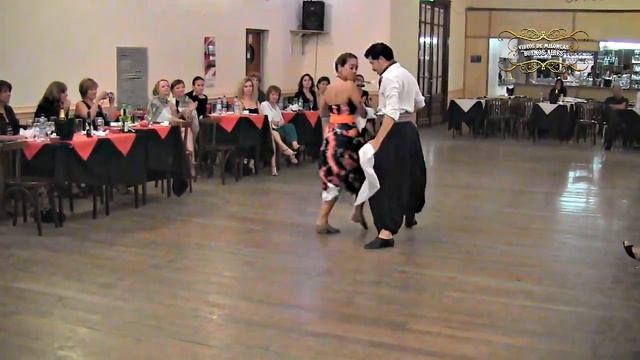 Hermosa Zamba, profesionales en baile de zamba argentina, folklore argentino. Salón La Nacional смотреть онлайн