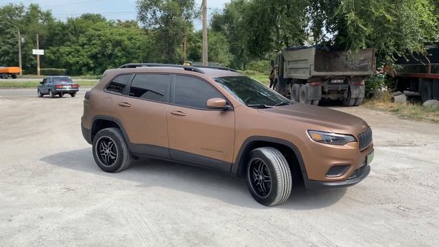 Jeep Cherokee в антигравийной защите 300мкм. смотреть онлайн