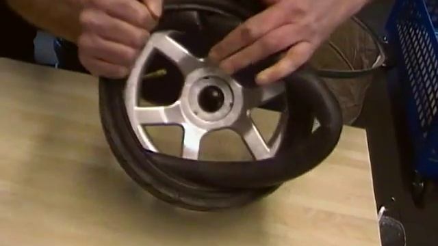 Fitting a Jane Replacement Inner Tube смотреть онлайн