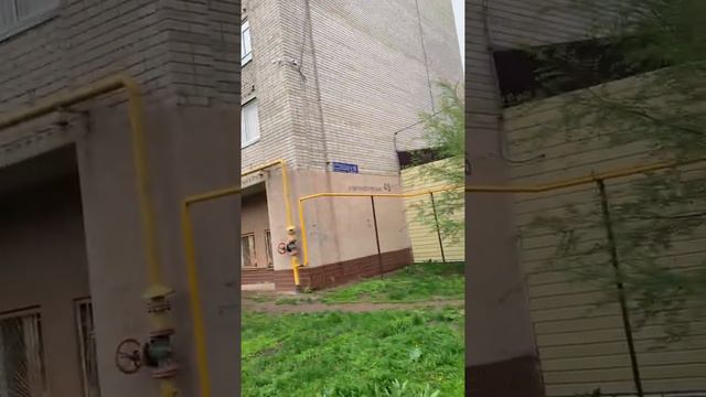 Машина стоит на тротуаре, мешая проходу пешеходов смотреть онлайн