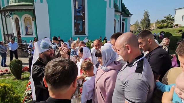 Митрополит Лонгин окропляет верующих святой водой. смотреть онлайн