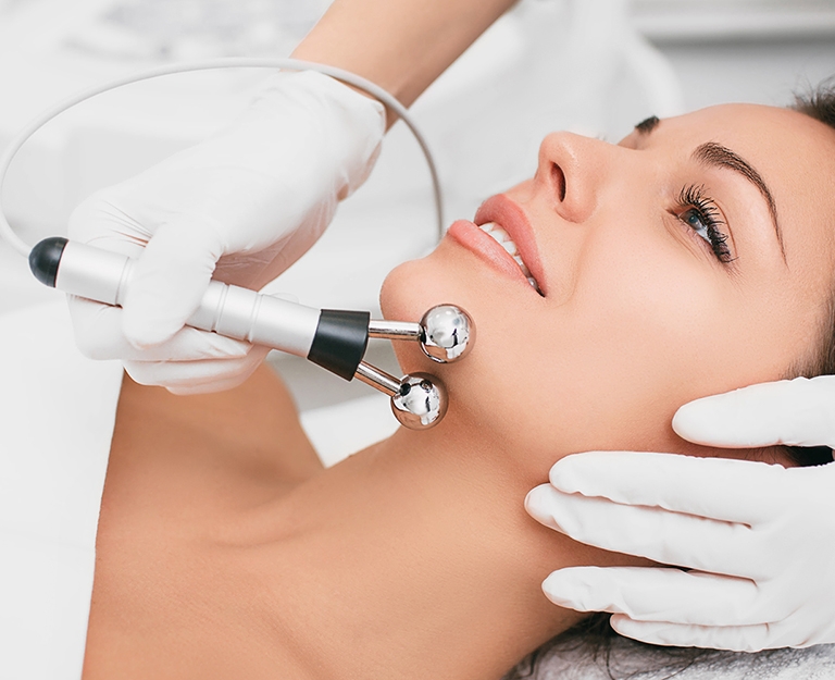 Попробуйте самый новый тренд красоты: микротоки для лица, о которых говорят все смотреть онлайн