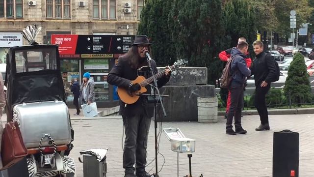 Классно поет на Крещатике смотреть онлайн
