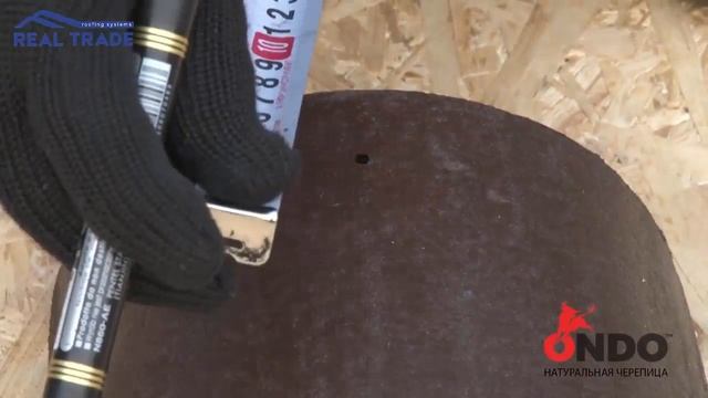 Укладка коньковой черепицы ONDO на хребте