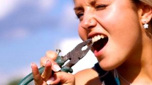 9 БЕЗУМНЫХ СПОСОБОВ УДАЛЕНИЯ ЗУБОВ