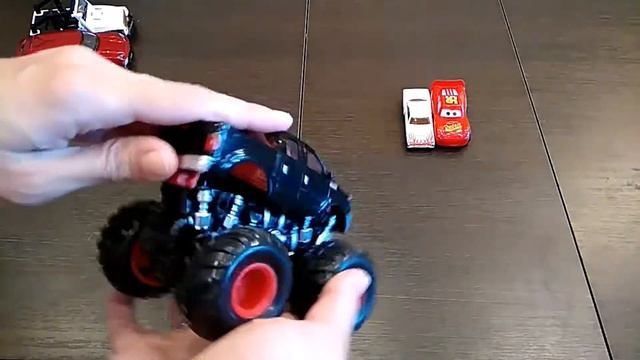 Игрушечный Монстр Трак Джип! Монстр Трак Давит Машины! The Monster Track Rides The Cars смотреть онлайн