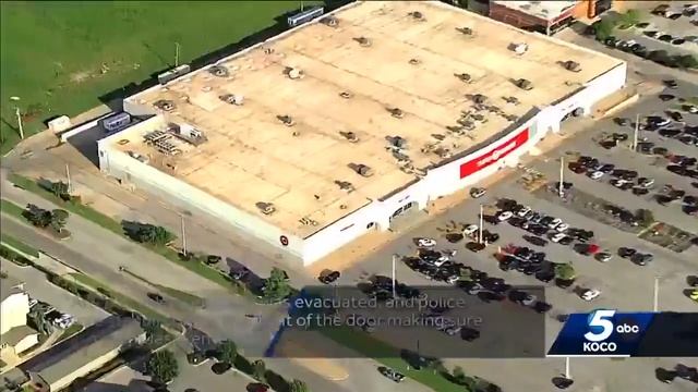 Oklahoma Target shoppers react to evacuations amid Saturday bomb threats смотреть онлайн