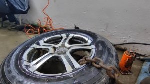 Отжим одной стороны покрышки от литого диска.