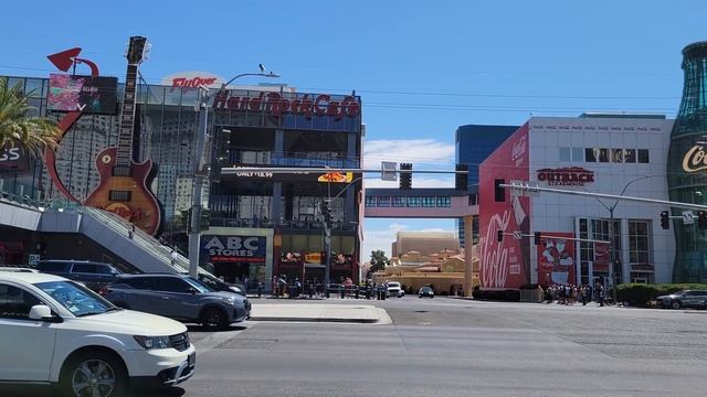 The Las Vegas Strip Walking Tour on 5/5/23 around 10am in 4k. Blue skies and showgirls. смотреть онлайн