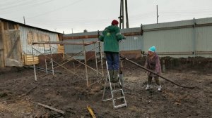 Строим здание. Закручиваем сваи с помощью сваекрута и бензобура.