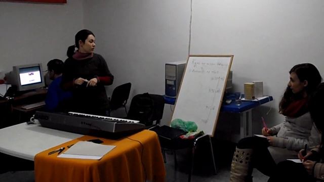 Урок 1 по ПИАНО ЗА НАЧИНАЕЩИ - Клип 1/2: тон и шум, особености на тона - Солидарен център-Варна смотреть онлайн