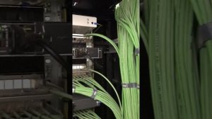 Серверная. Организация кабелей в лотках и с задней стороны шкафов