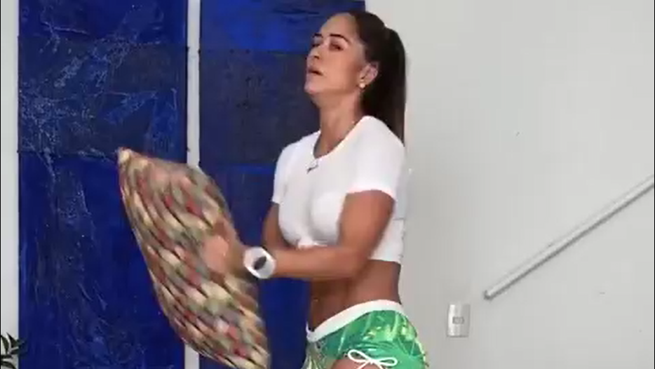 Еду, еду в соседнее село на дискотеку. А вообще это упражнение на пресс.mp4 смотреть онлайн