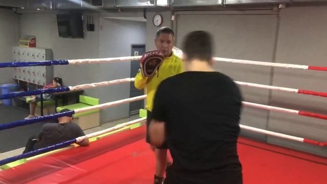 ШКОЛА БОКСА \УКЛОНЫ \РАБОТА НА ЛАПАХ смотреть онлайн