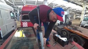 Подготовка и установка лобового стекла на Renault Premium. Часть 4