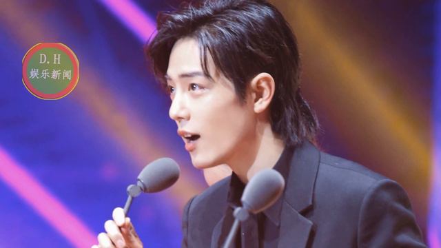 肖战和杨紫是真爱，张艺兴搭配一身帅气西装，新发型意外抢镜！ смотреть онлайн