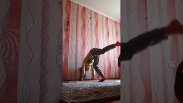 Как научиться делать колисо, кувырки, стойки Камшат делает смотреть онлайн