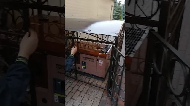 Установка защитного решётчатого навеса.