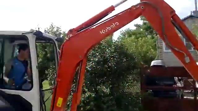Мини-экскаватор Kubota U25-3а ровняет дорогу смотреть онлайн