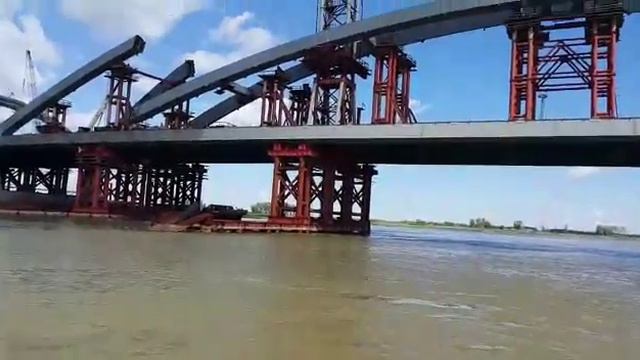 Крупнейший в Центральной Азии мостовой переход через реку Иртыш (стройка) смотреть онлайн