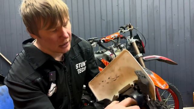 Установка лампы ангельский глаз в фару BSE EX 125