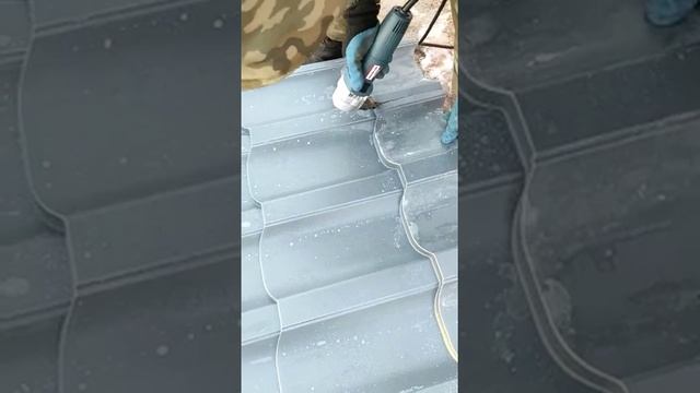 Резка кровли специальными ножницами смотреть онлайн