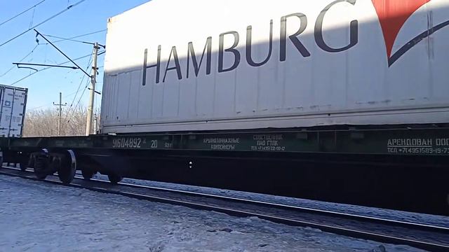 Электровоз "Синара" с контейнерным поездом и электропоезд ЭД4М-0336 смотреть онлайн