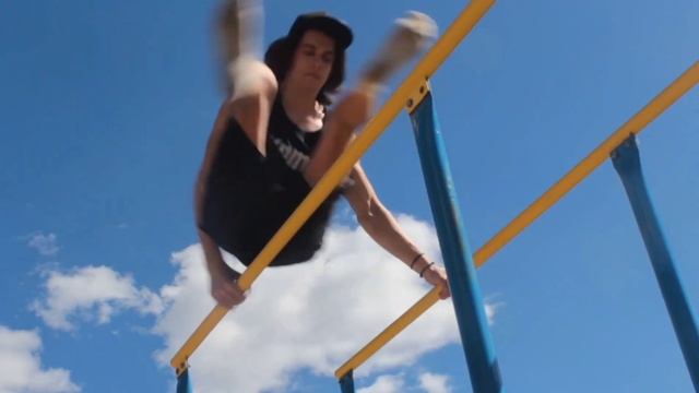 5 КРАСИВЫХ И ЛЁГКИХ ЭЛЕМЕНТОВ НА БРУСЬЯХ смотреть онлайн