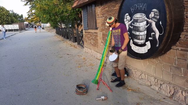 Уличный музыкант виртуоз Крым Коктебель смотреть онлайн