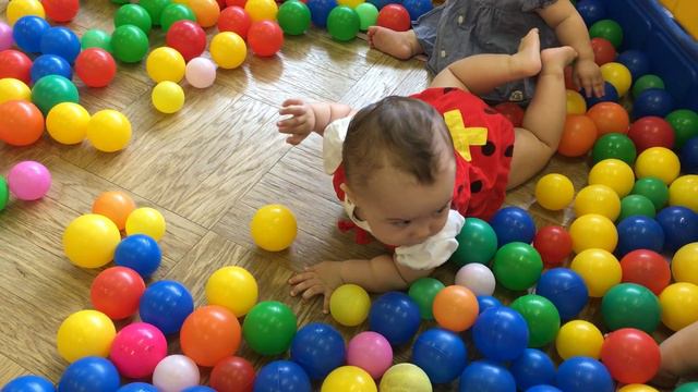 Нина 7месяцев в 児童館 на животе ползает смотреть онлайн