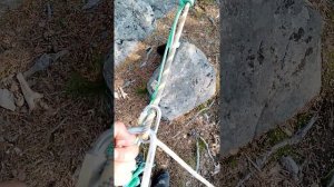 Дешевое и простое спусковое устройство, а также доп страховка для  турестического альпинизма.