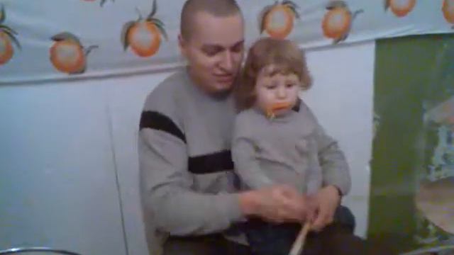 девочка полтора года играет на барабанах смотреть онлайн