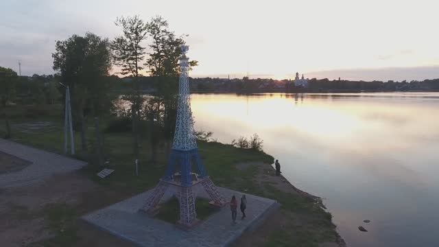 Валдайское озеро, Эйфелева башня и Троицкий собор с высоты птичьего полета.mp4