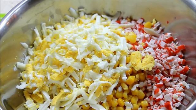 Салат с крабовыми палочками и кукурузой - Салат на Новый год 2023 смотреть онлайн
