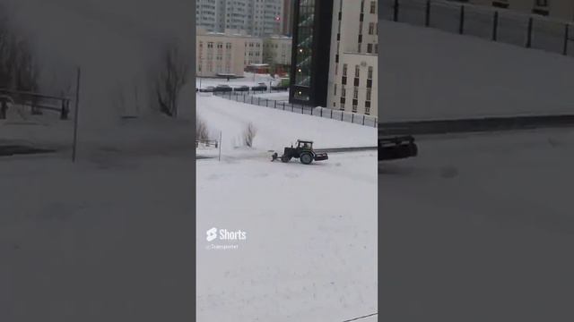 Расчистка снега у двух поликлиник сразу #Shorts #тракторбеларус смотреть онлайн