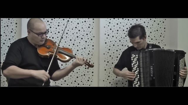 The "unusual" flight of the Bumblebee- Les Cascadeurs смотреть онлайн