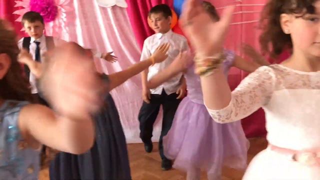 ДНР, с. Кузнецово- Михайловка, выпускной в 4-А классе смотреть онлайн