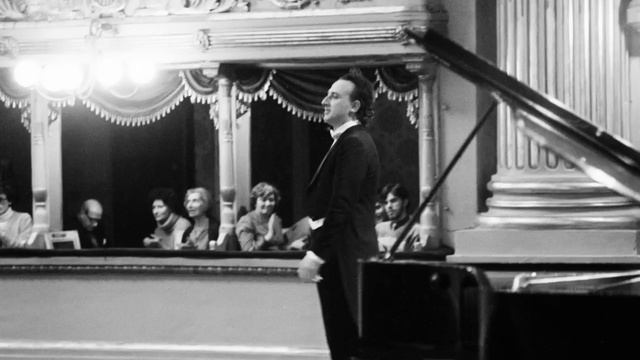 Maurizio Pollini plays Mozart Adagio in B minor, K.540 – live 1979 смотреть онлайн
