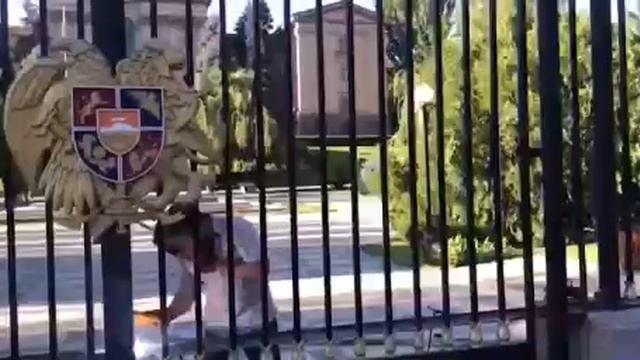 После ночной попытки протестующих снести ворота парламента Армении, их решили заварить. смотреть онлайн