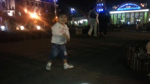 Маленькая девочка танцует перед отъездом!!! смотреть онлайн