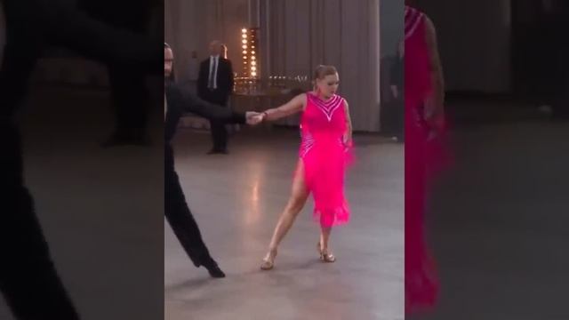 Ирина Пегова танцует на конкурсе.